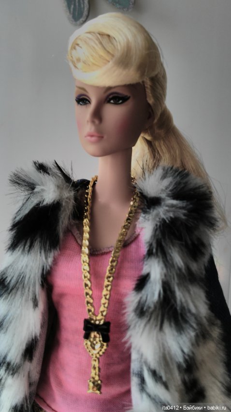 Барби Миссис Чтотут из «Излома времени» и гибриды на её теле