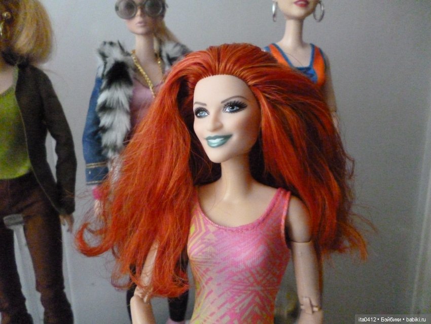 Барби Миссис Чтотут из «Излома времени» и гибриды на её теле