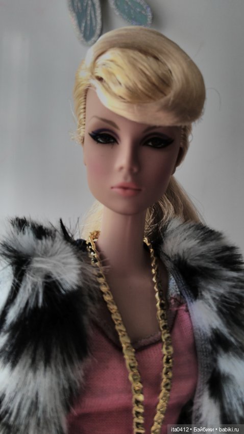 Барби Миссис Чтотут из «Излома времени» и гибриды на её теле