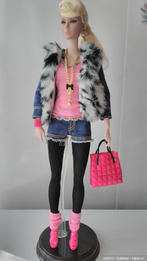 Барби Миссис Чтотут из «Излома времени» и гибриды на её теле