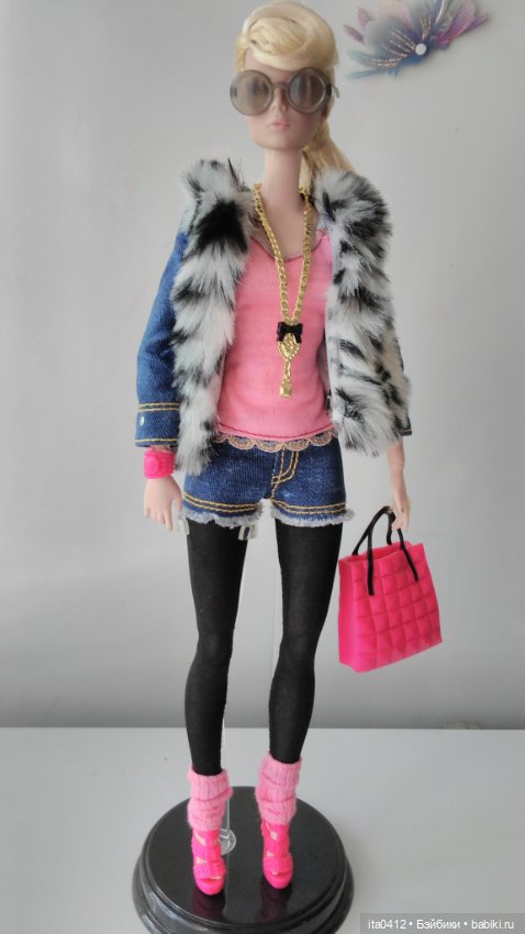 Барби Миссис Чтотут из «Излома времени» и гибриды на её теле