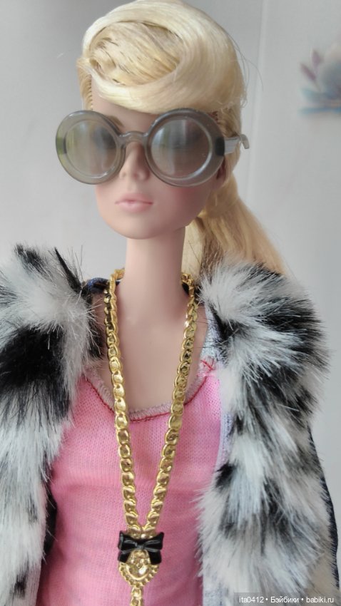 Барби Миссис Чтотут из «Излома времени» и гибриды на её теле