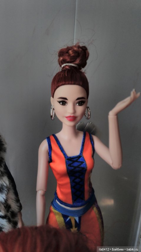 Барби Миссис Чтотут из «Излома времени» и гибриды на её теле