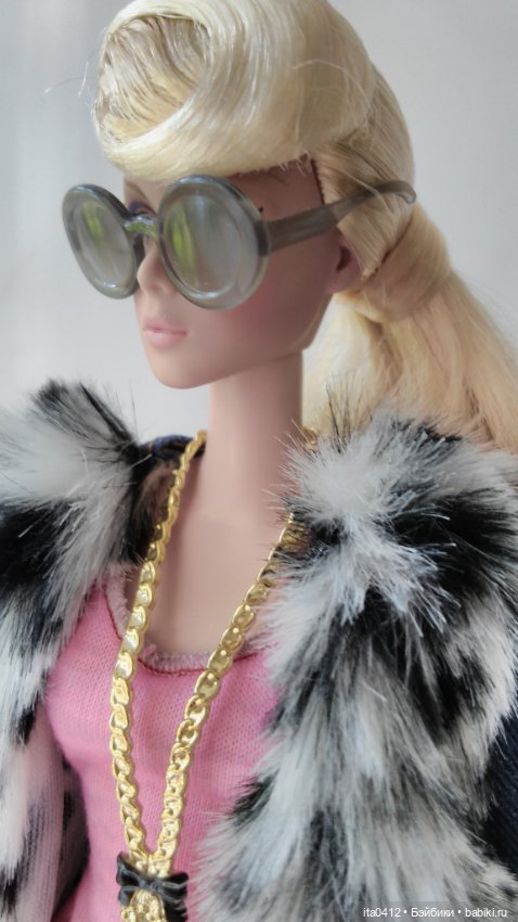 Барби Миссис Чтотут из «Излома времени» и гибриды на её теле