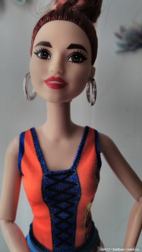 Барби Миссис Чтотут из «Излома времени» и гибриды на её теле