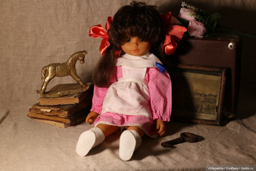 Откуда-то издалека приехала к нам фрау