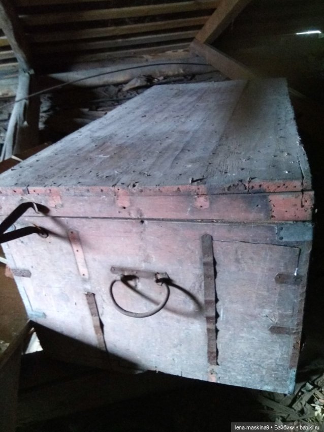 Темный, темный чердак, где много-много сундуков