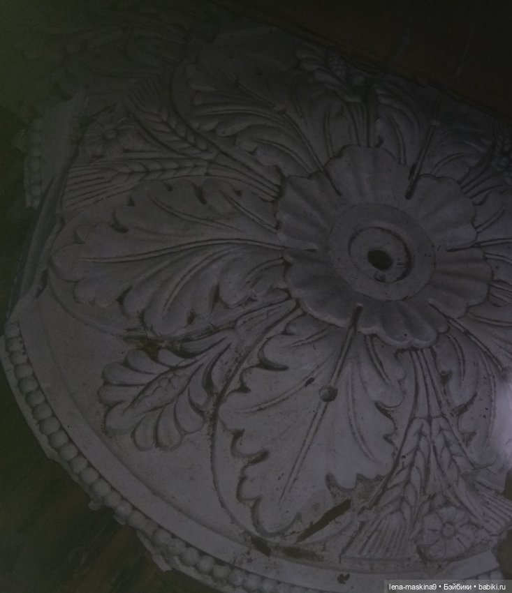 Темный, темный чердак, где много-много сундуков