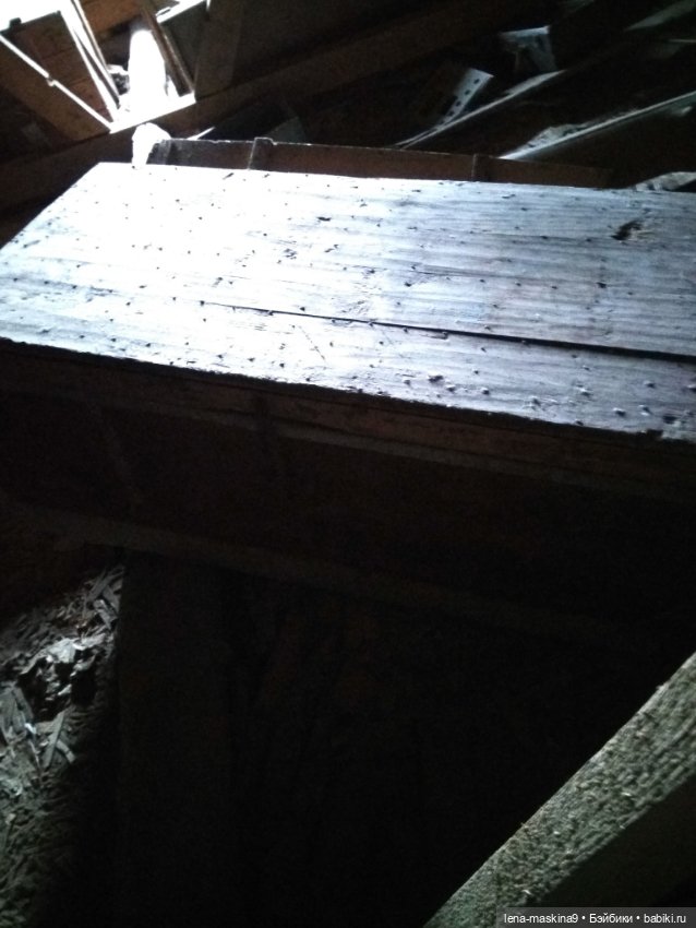 Темный, темный чердак, где много-много сундуков