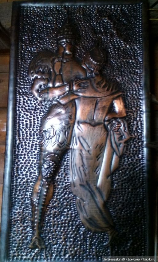 Темный, темный чердак, где много-много сундуков