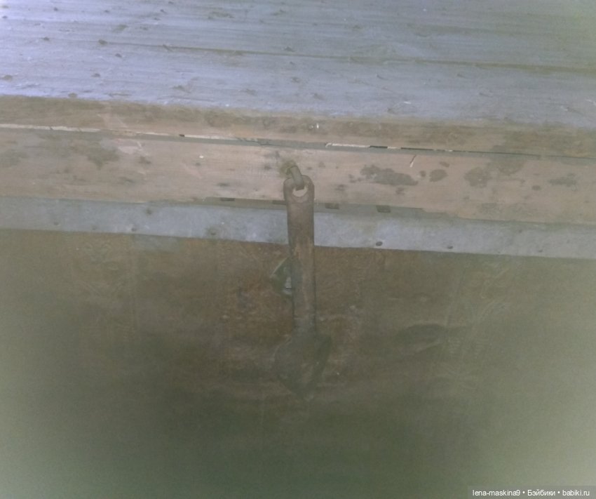 Темный, темный чердак, где много-много сундуков