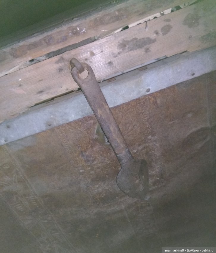 Темный, темный чердак, где много-много сундуков