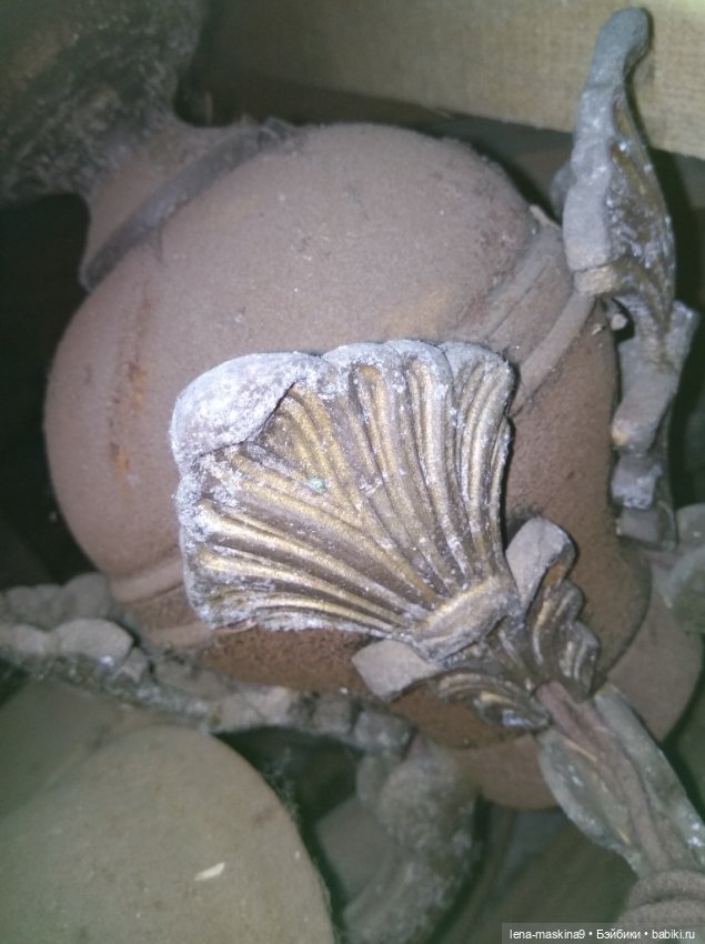 Темный, темный чердак, где много-много сундуков