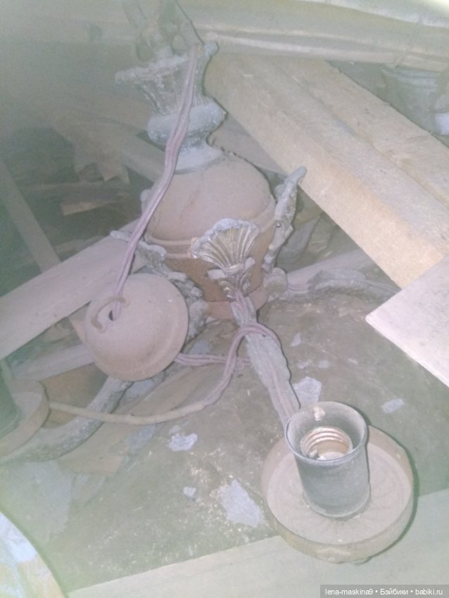 Темный, темный чердак, где много-много сундуков