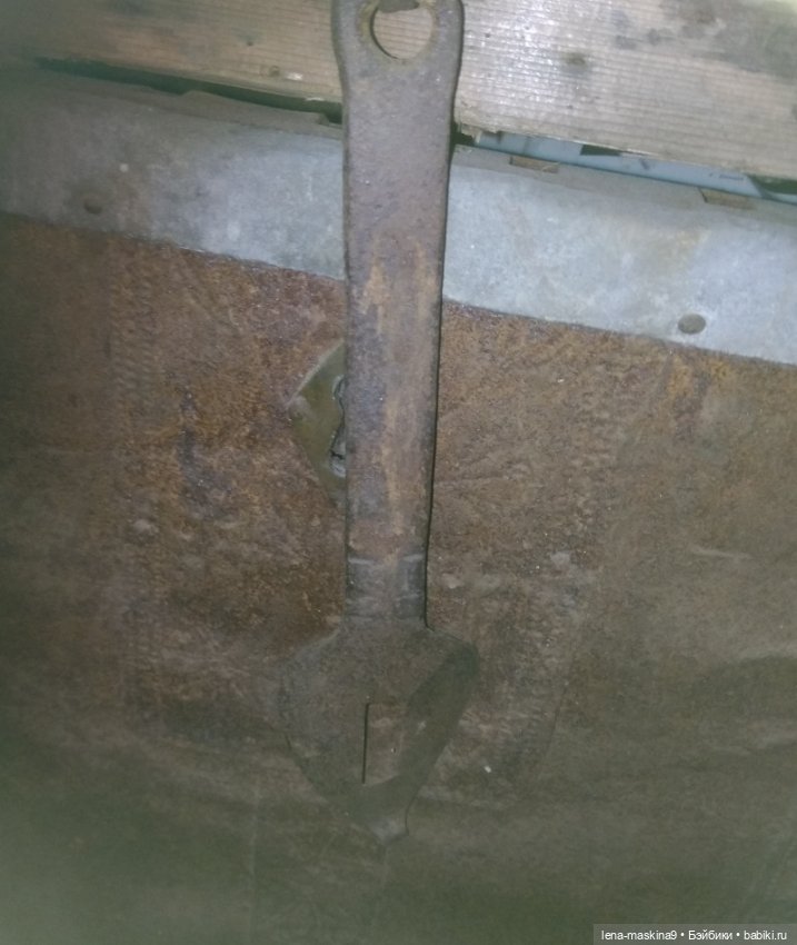 Темный, темный чердак, где много-много сундуков