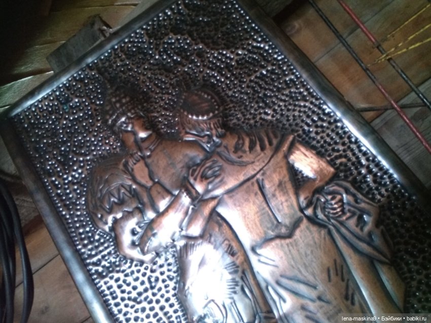 Темный, темный чердак, где много-много сундуков