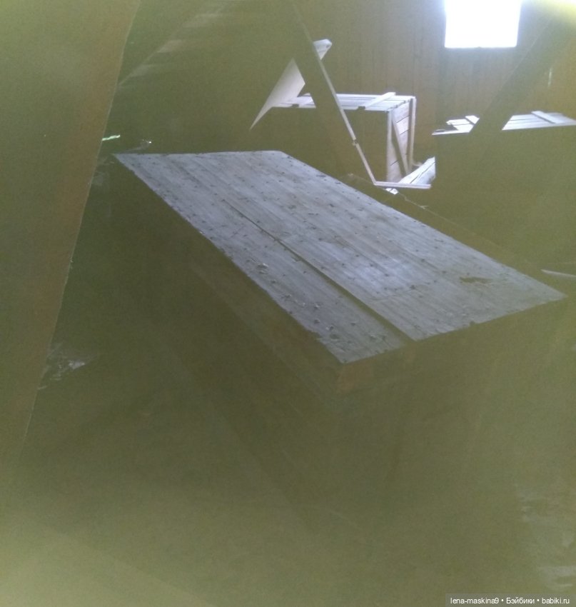 Темный, темный чердак, где много-много сундуков