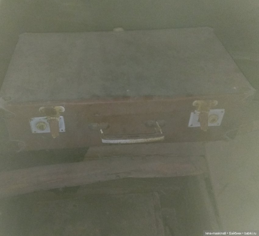 Темный, темный чердак, где много-много сундуков