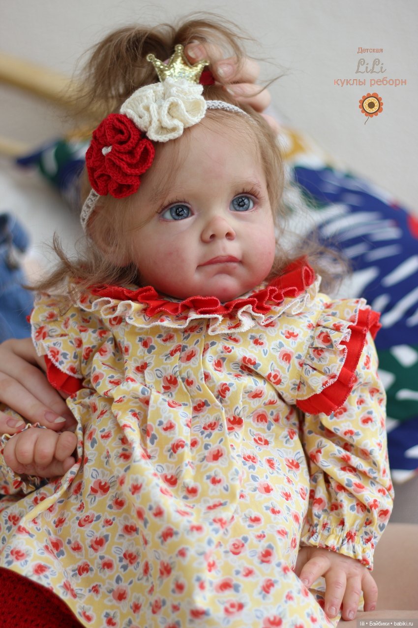 Малышка Мегги в красивом наряде