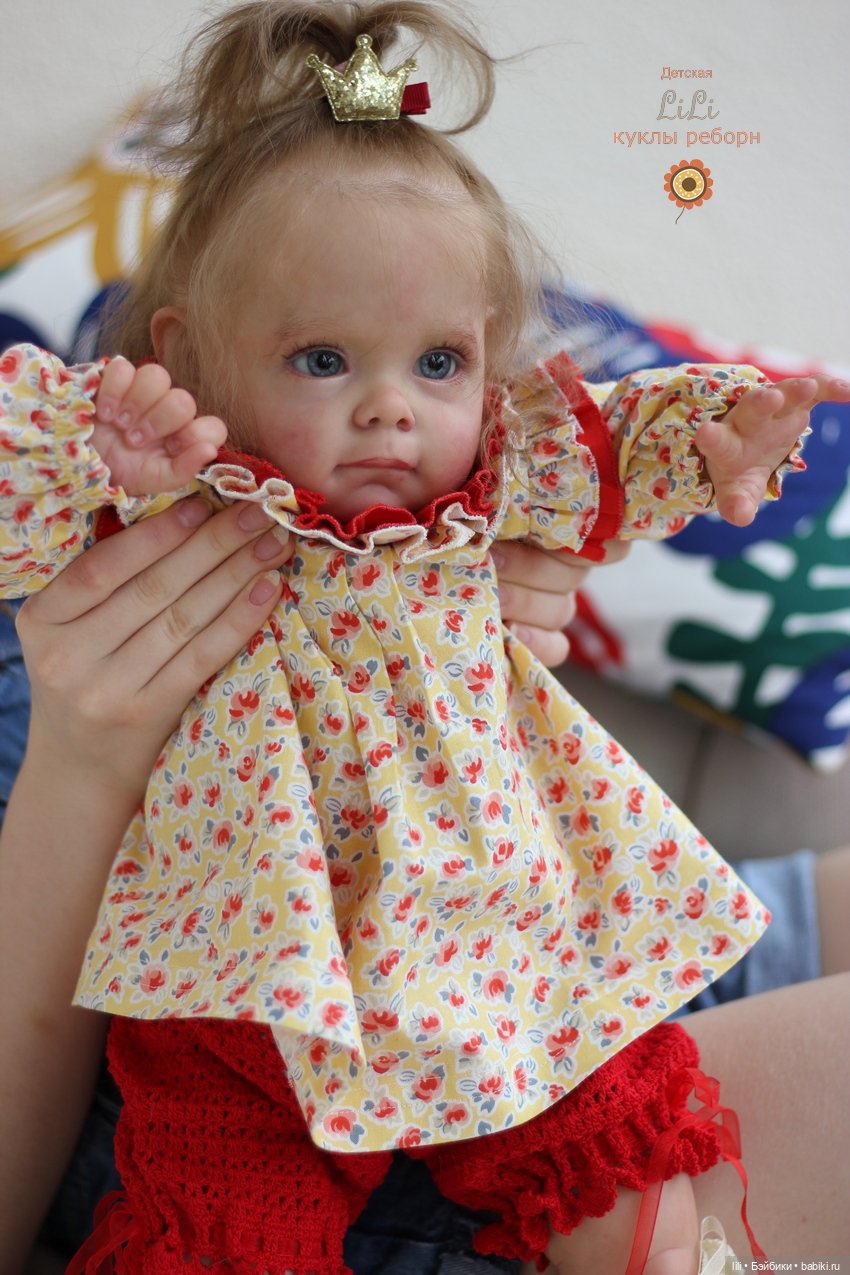 Малышка Мегги в красивом наряде