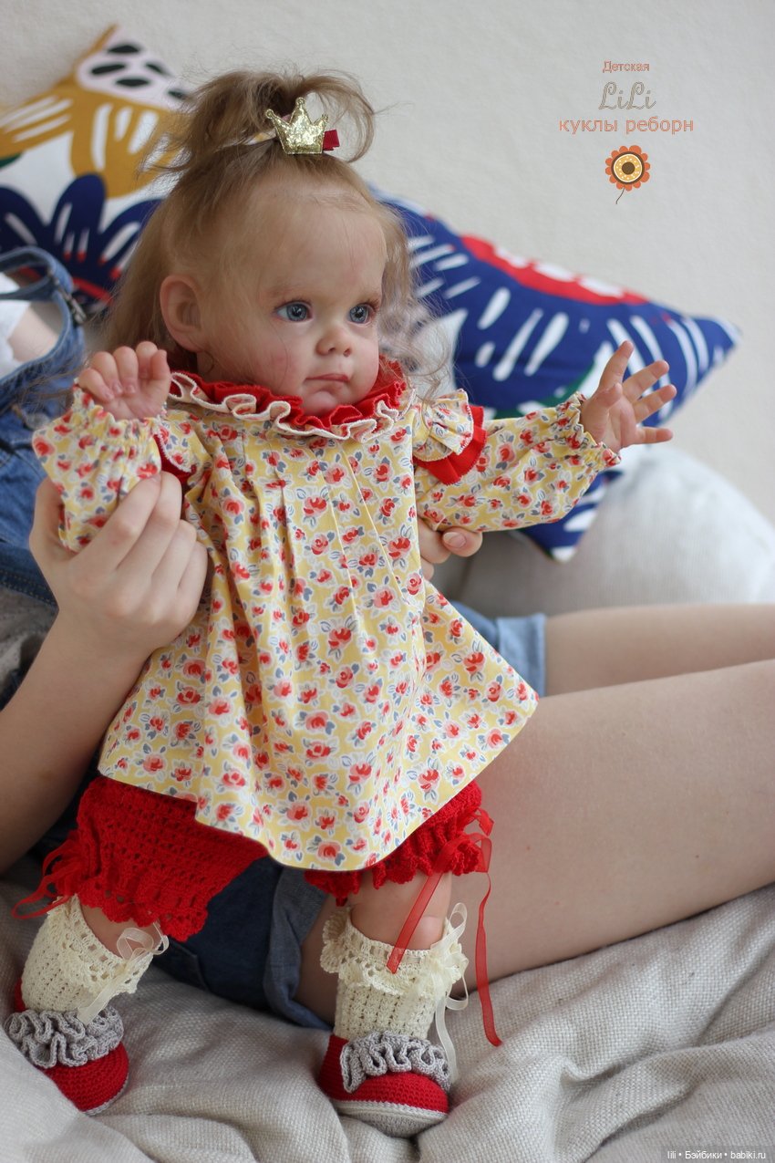 Малышка Мегги в красивом наряде