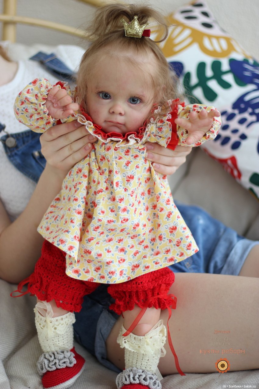 Малышка Мегги в красивом наряде