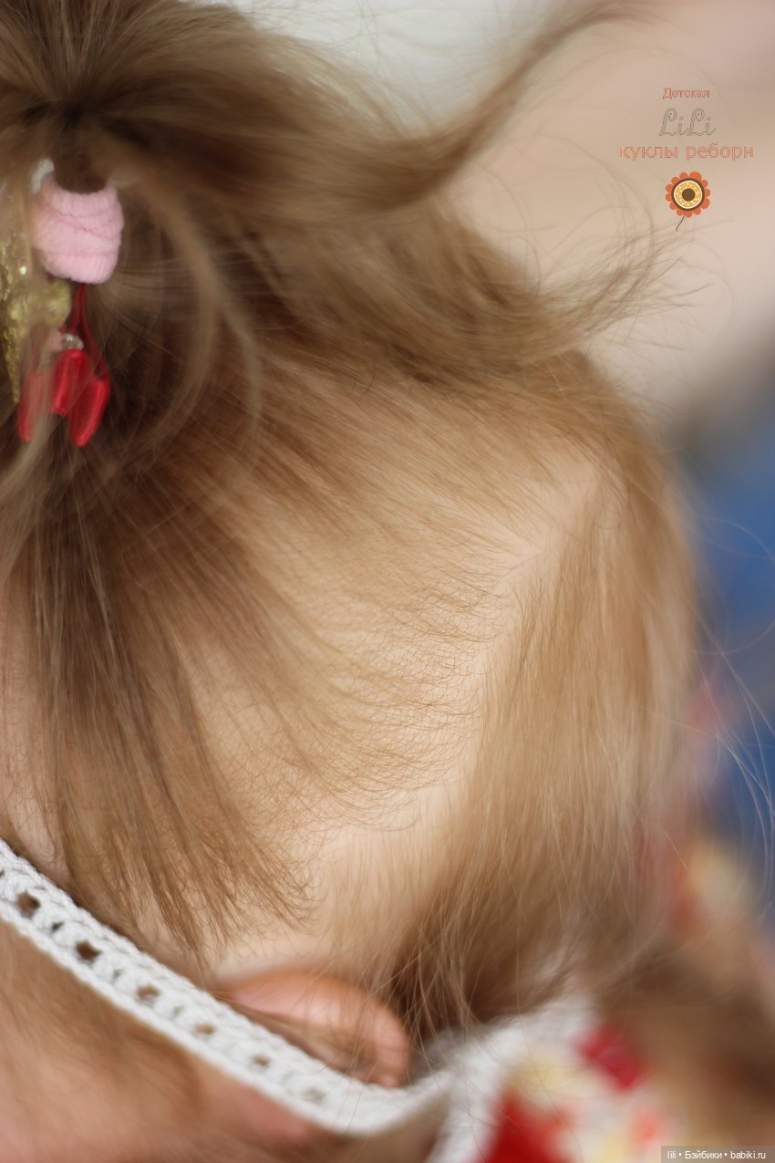 Малышка Мегги в красивом наряде