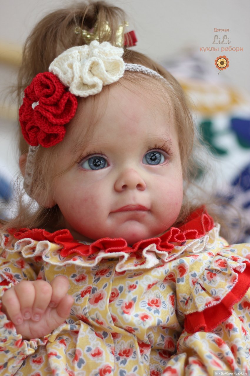 Малышка Мегги в красивом наряде