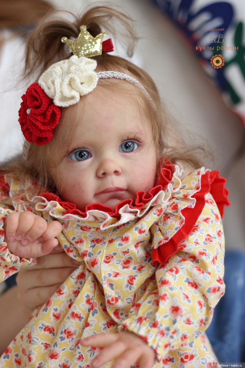Малышка Мегги в красивом наряде
