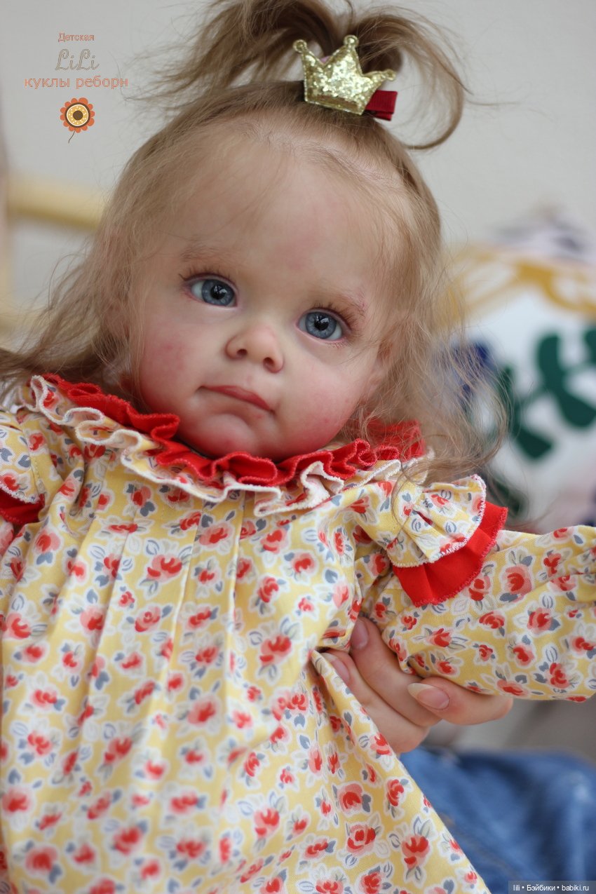 Малышка Мегги в красивом наряде