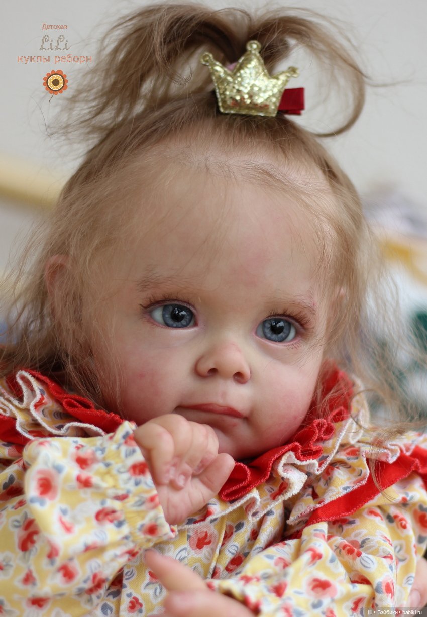 Малышка Мегги в красивом наряде