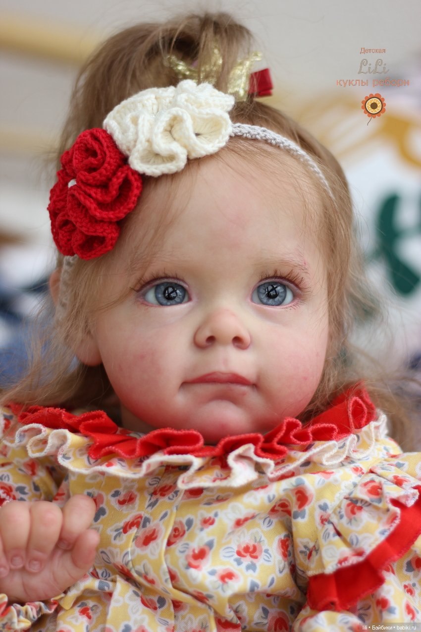 Малышка Мегги в красивом наряде