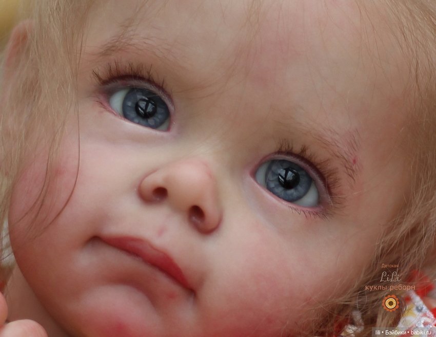 Малышка Мегги в красивом наряде