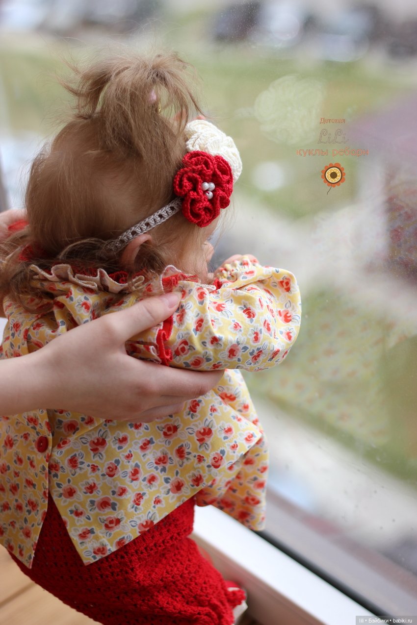 Малышка Мегги в красивом наряде