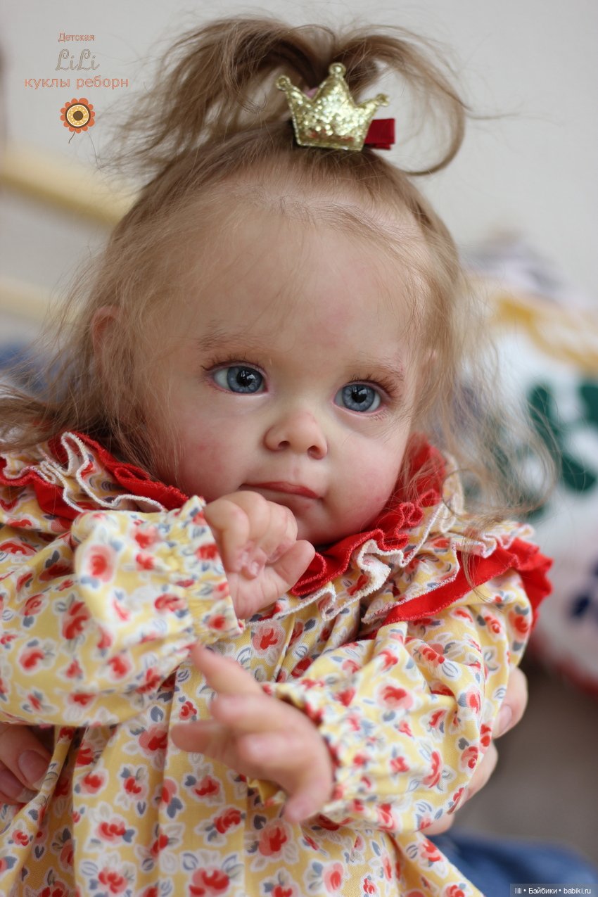 Малышка Мегги в красивом наряде