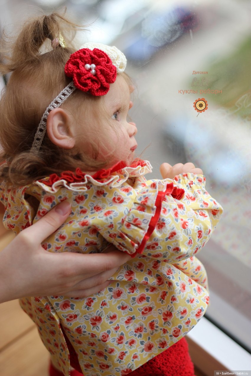 Малышка Мегги в красивом наряде