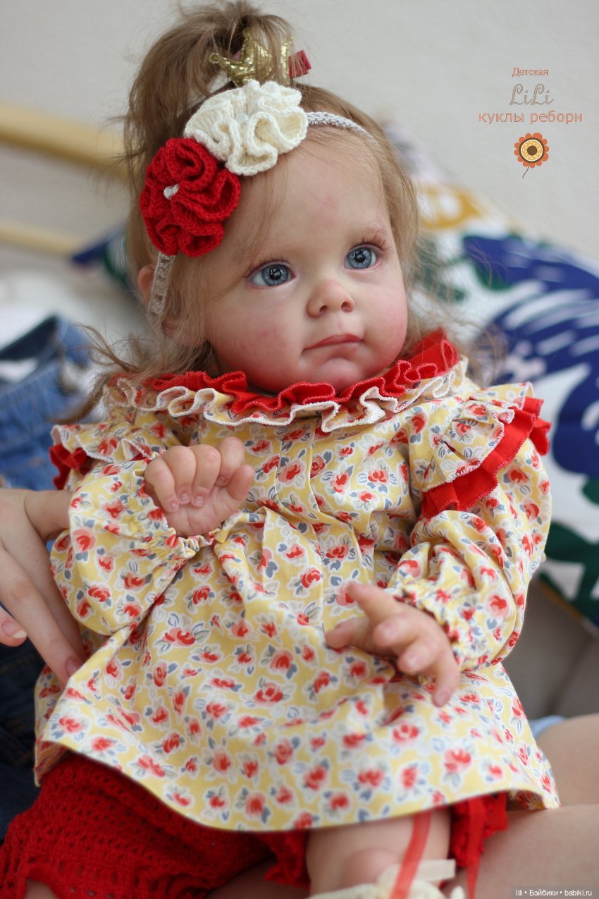 Малышка Мегги в красивом наряде