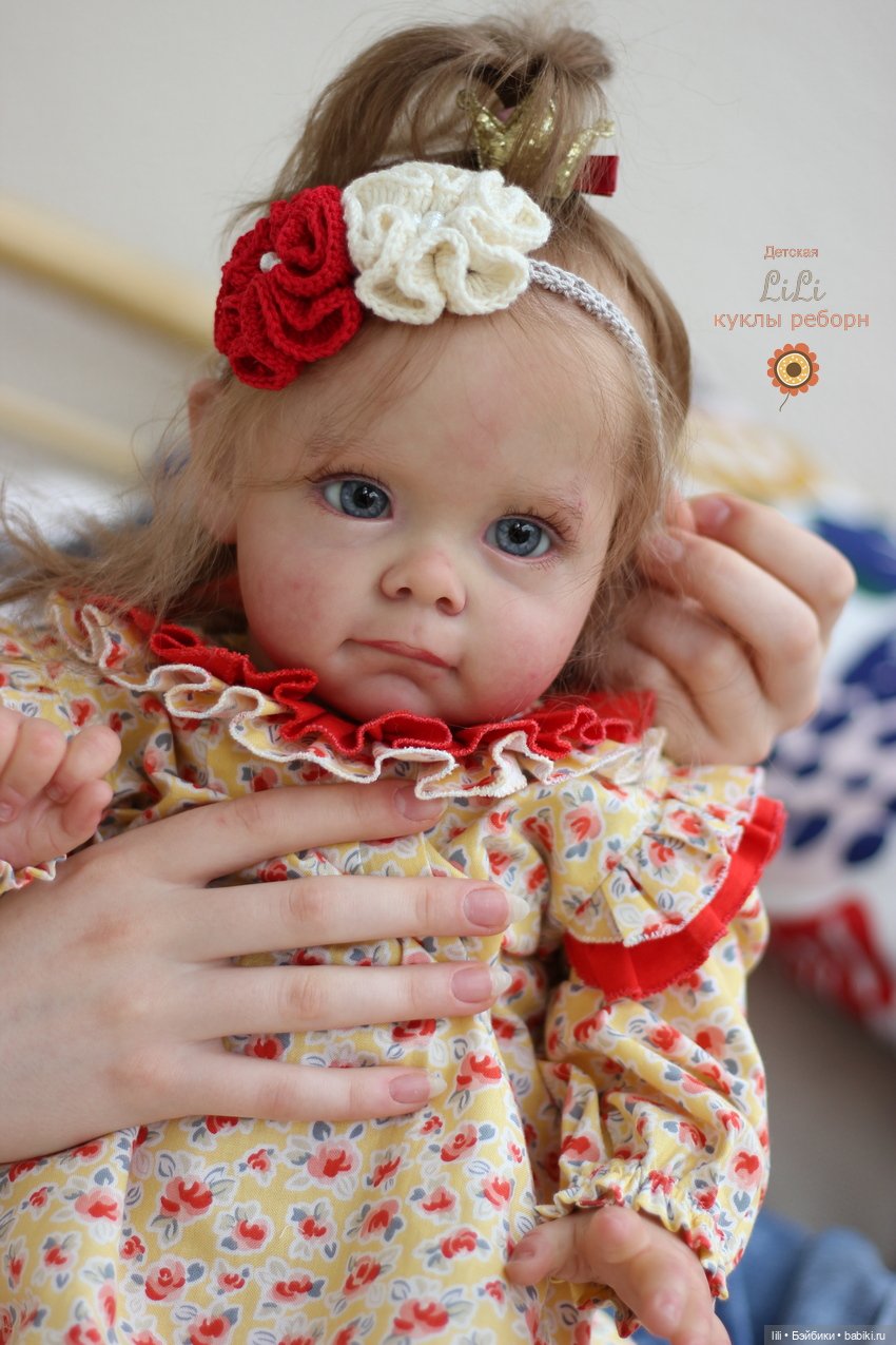 Малышка Мегги в красивом наряде