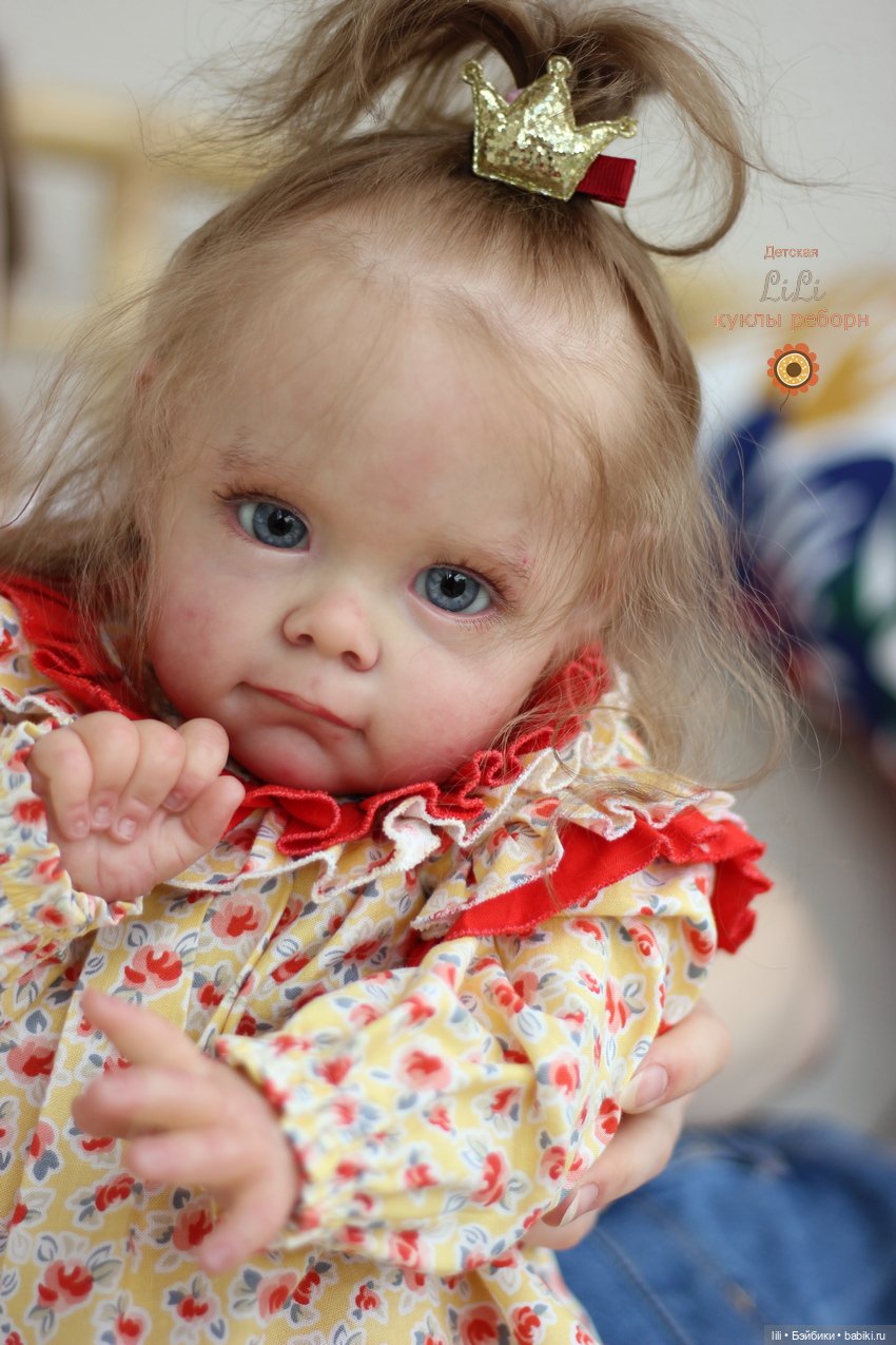 Малышка Мегги в красивом наряде