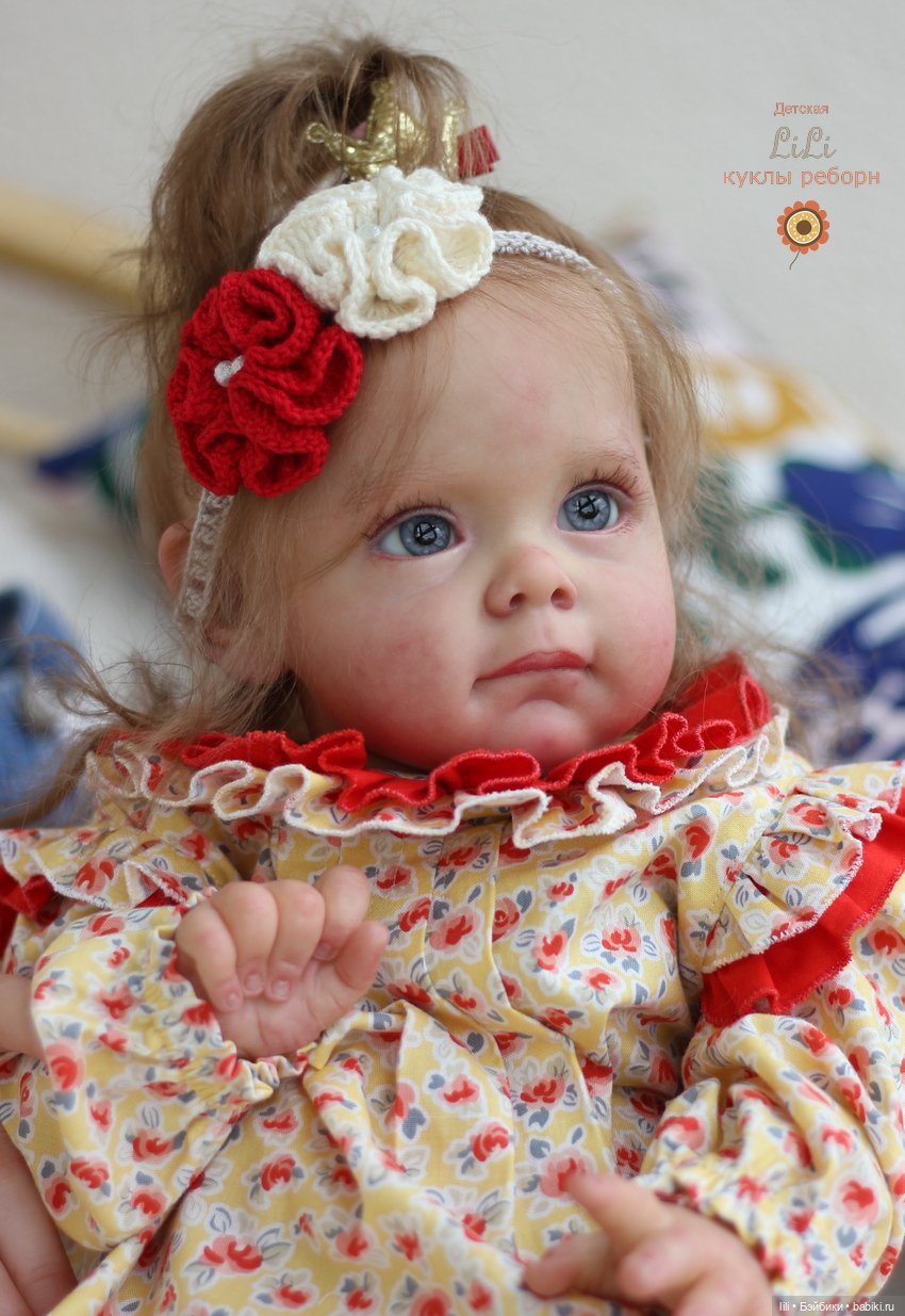 Малышка Мегги в красивом наряде