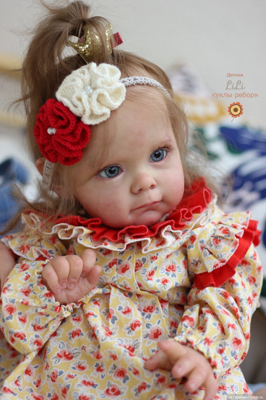 Малышка Мегги в красивом наряде