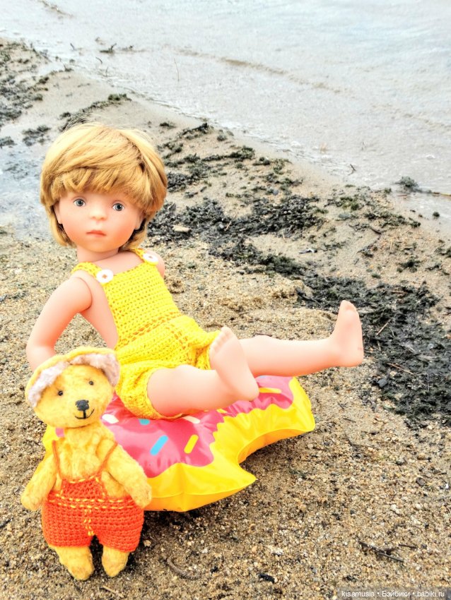 Алёша и лисёнок на пляже — Куклы Kathe Kruse (Кате/Кэте Крузе): фото