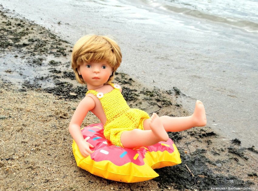Алёша и лисёнок на пляже — Куклы Kathe Kruse (Кате/Кэте Крузе): фото