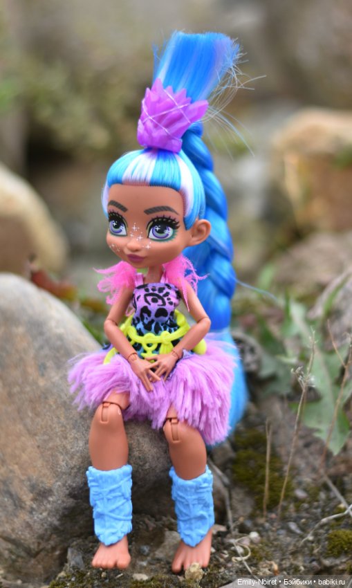 Маленькая девочка на больших камнях (фото 2)