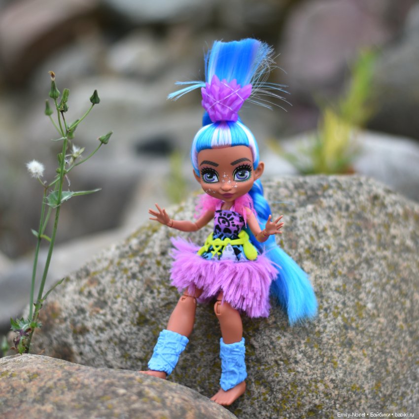 Маленькая девочка на больших камнях (фото 3)