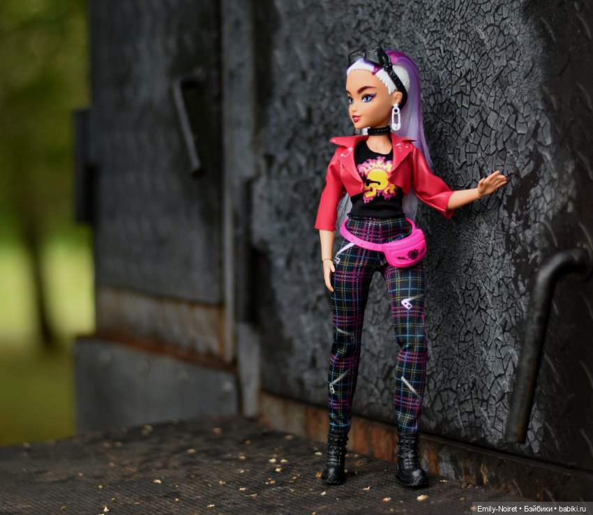 Неформалка на прогулке — Куклы Monster High и Ever After High: G1