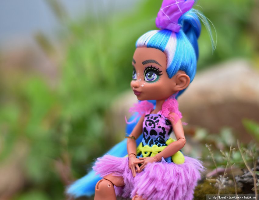 Маленькая девочка на больших камнях