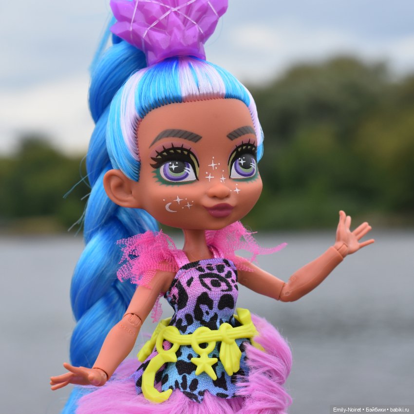 Маленькая девочка на больших камнях (фото 4)