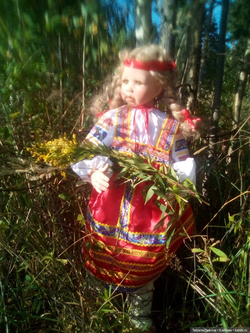 Прощается лето, целует цветы, Не скоро букеты удастся сплести. Последний день августа жаркий такой