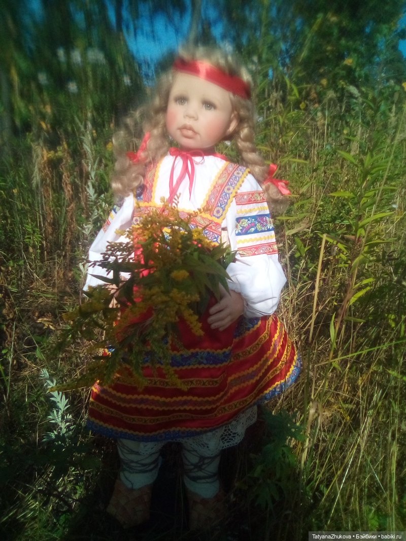 Прощается лето, целует цветы, Не скоро букеты удастся сплести. Последний день августа жаркий такой